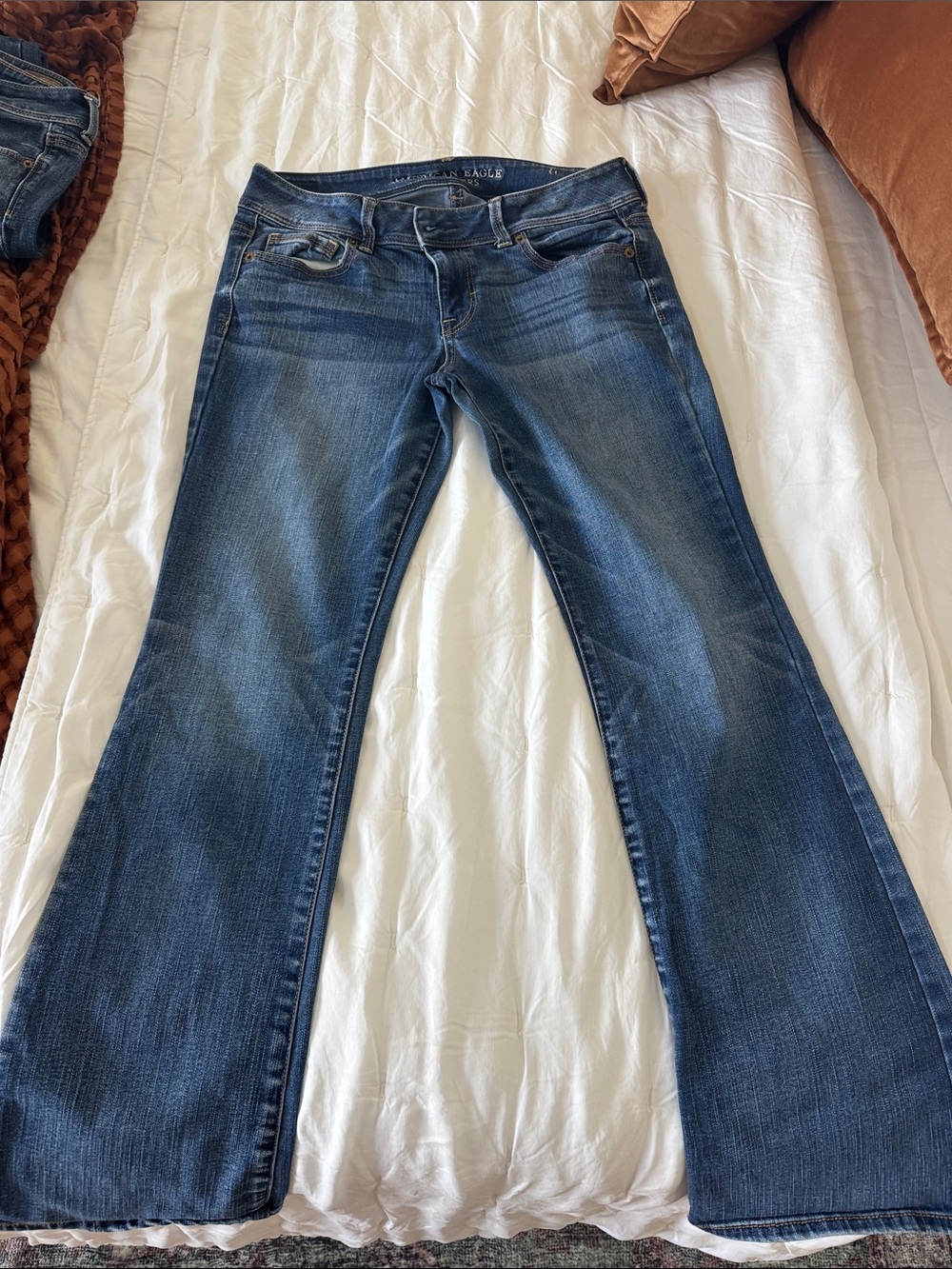 American Eagle Outfitters Flared Jeans in Medium Blue Wash